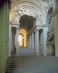 Innenansicht mit Blick auf die Treppe